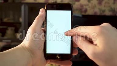 那个人用电话。 手使滑动留在智能手机与白色屏幕。 模板。